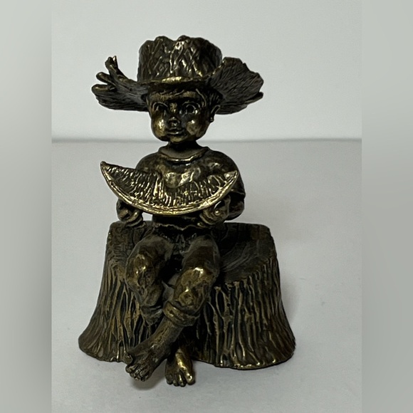 Adorable Bronze Figurine of Barefoot Boy Watermelon on a stump signed Schuber - Picture 2 of 10